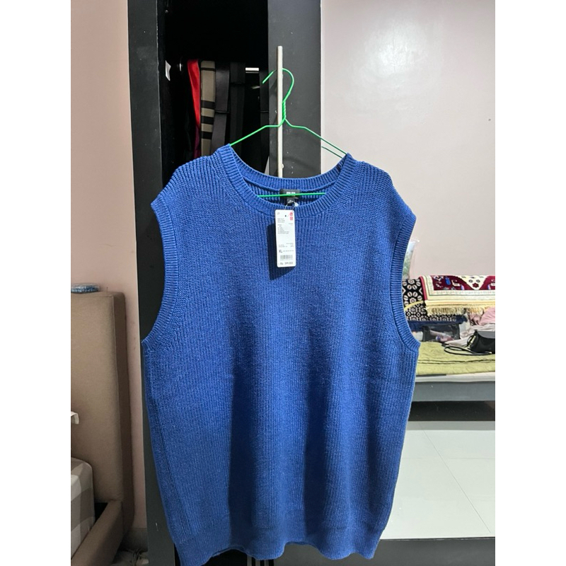 (NEW) Uniqlo knit vest dark blue