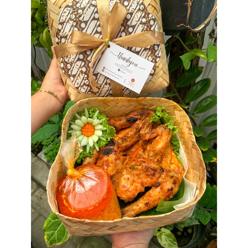 

Besek Ayam kampung bumbu rujak