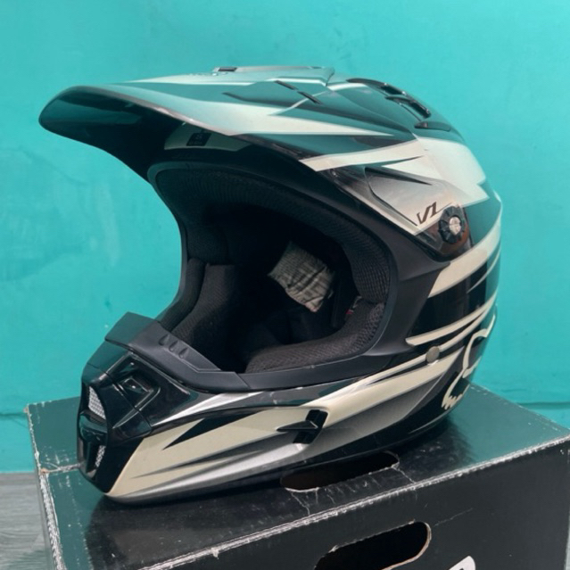 HELM FOX V1 PILOT RACE BLACK WHITE EX DISPLAY SIZE S