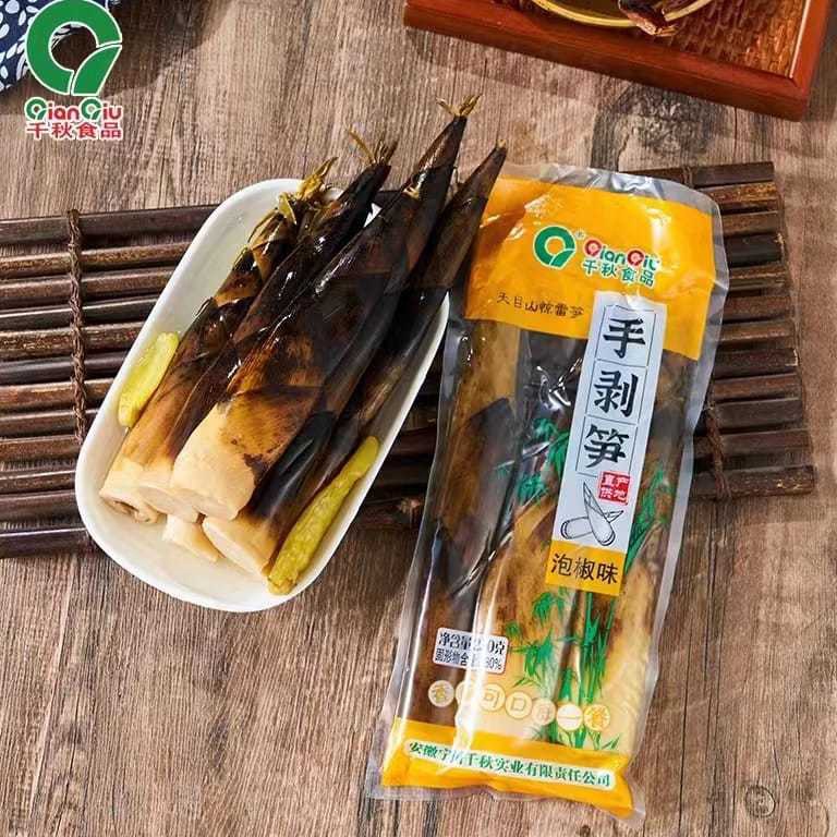 

New event Rebung yang dikupas dengan tangan siap untuk dimakan rebung acar lada vegetarian bamboo bambu muda makanan ringan cemilan