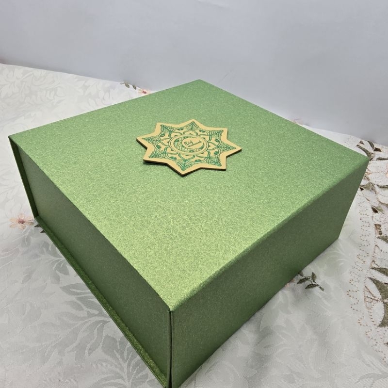 

Box Lipat polos 22x22x10cm idul fitri / hardbox cake hamper / kotak kue lapis