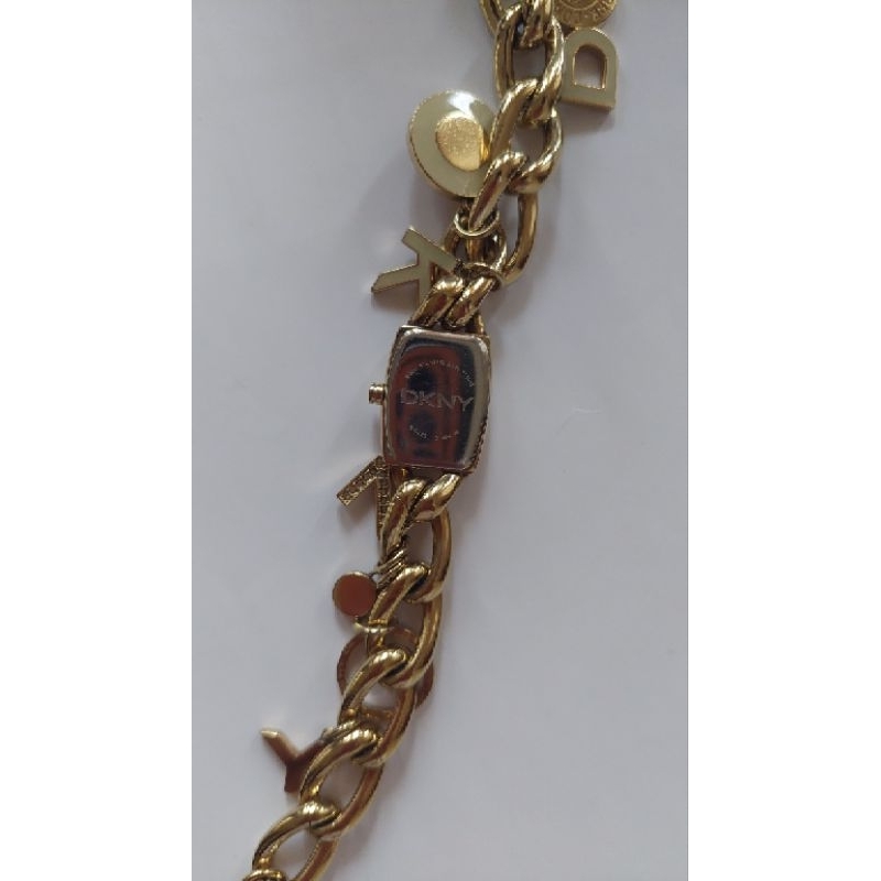 Jam tangan DKNY original.