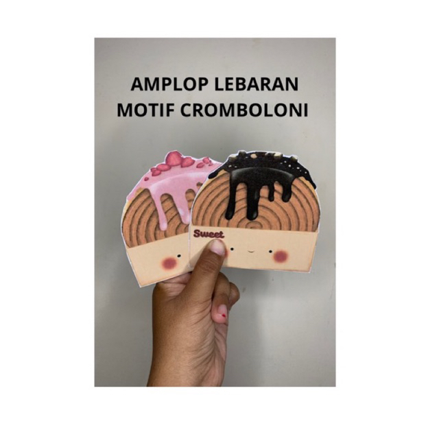 

AMPLOP LEBARAN VIRAL 2024 MOTIF KUE CROMBOLONI