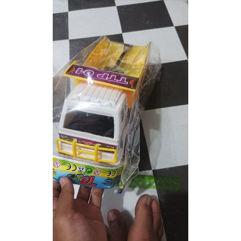 TRUK MAINAN ANAK UKURAN SEDANG