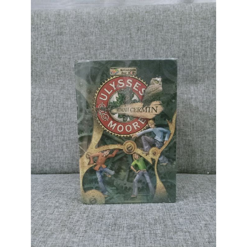 Rumah Cermin-Ulysses Moore