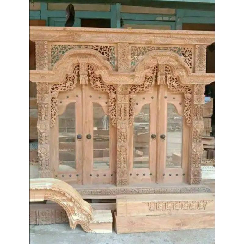 Jendela gandeng, Jendela ram kaca ukir jepara