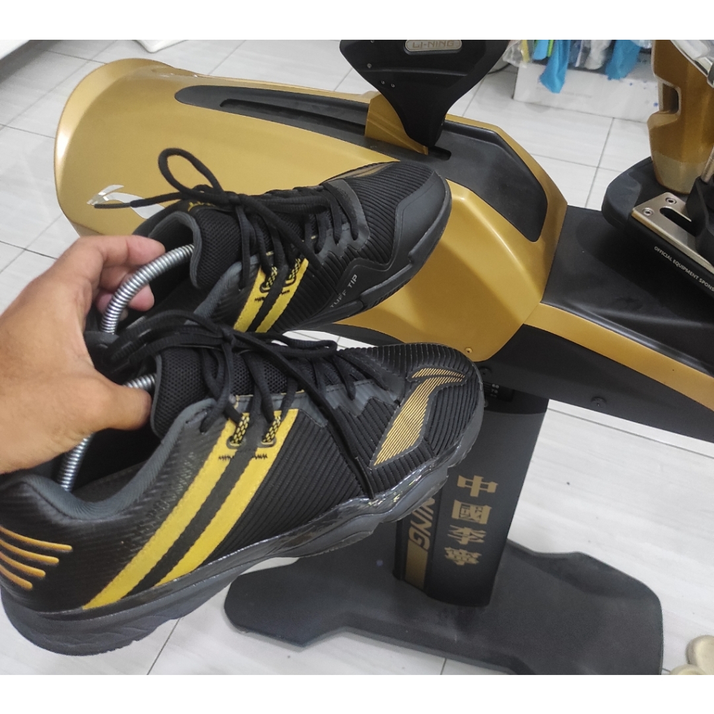 Sepatu badminton lining (second)
