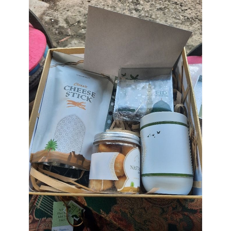 

hampers lebaran model gelas dan kue nastar