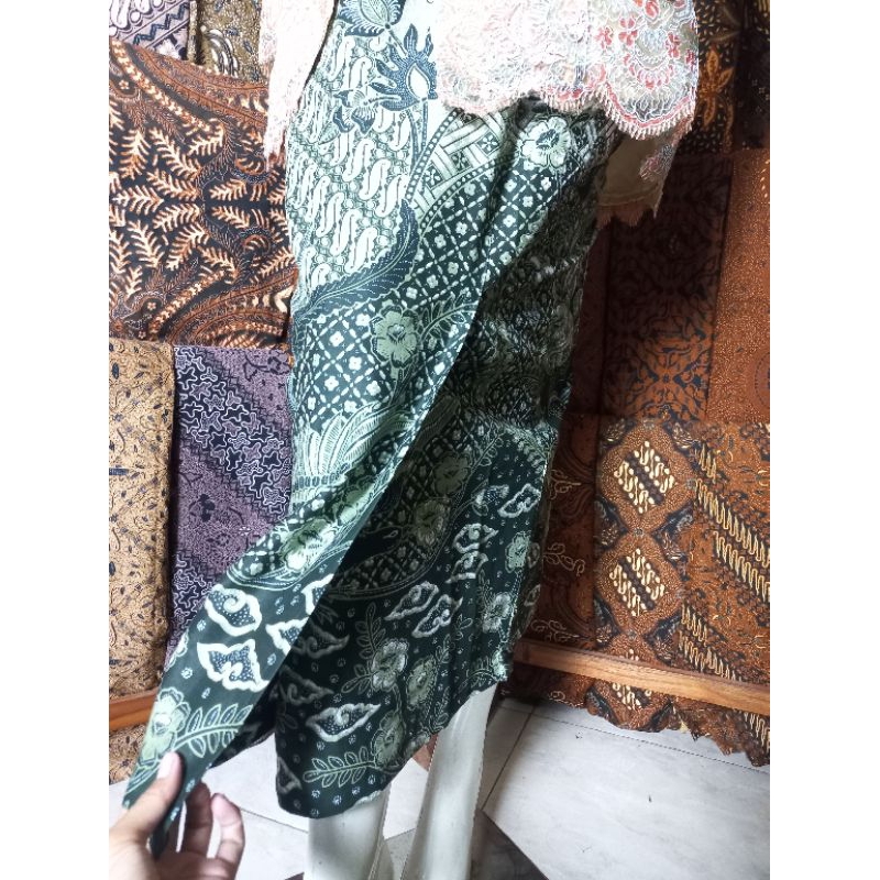 Rok Batik Span dan Wiru Kemeja Batik Ekor Merak Hijau Sage Merah Biru Navy