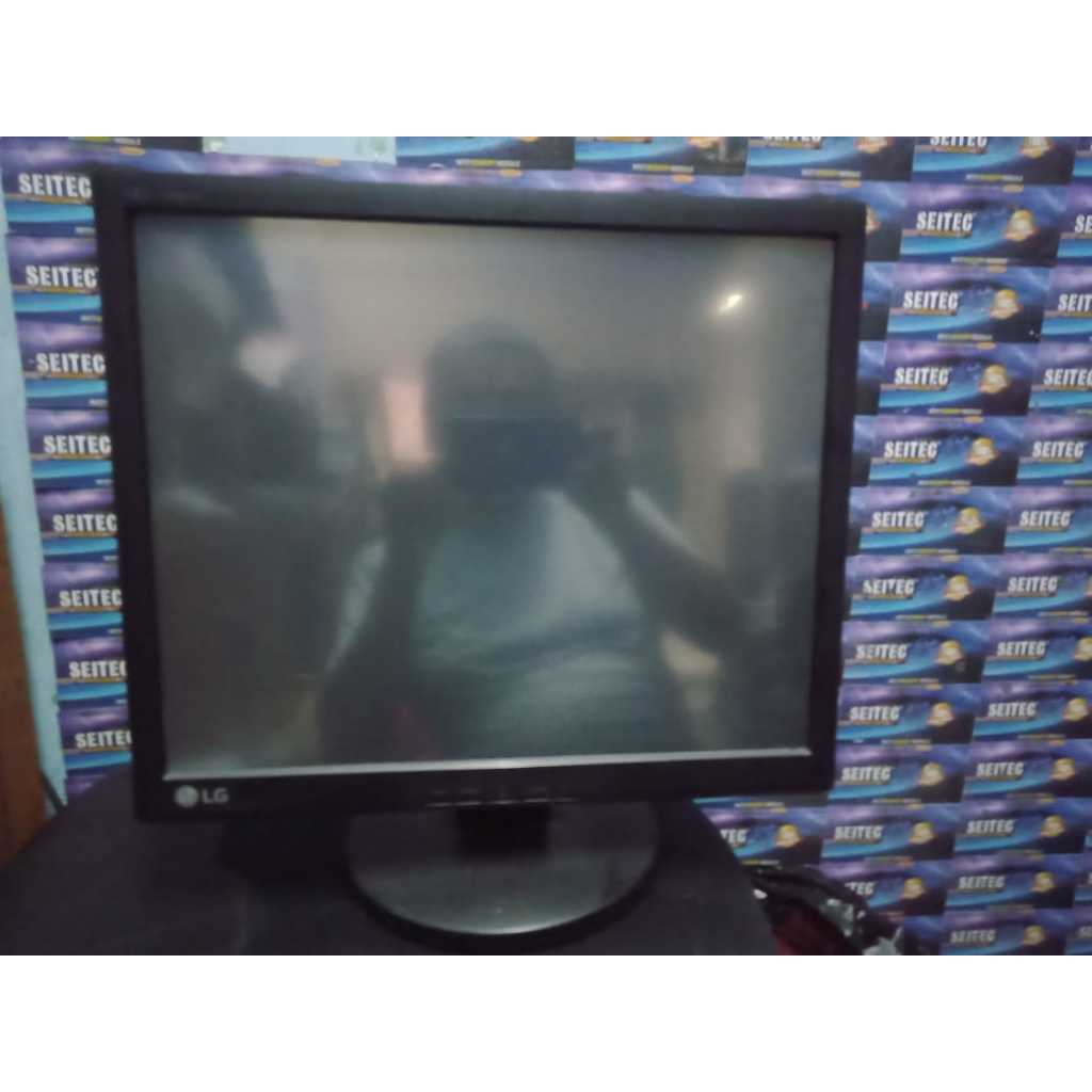 MONITOR LCD LG 17IN OKE