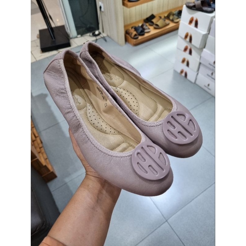 Samantha Hushpuppies 50% sz 7/38