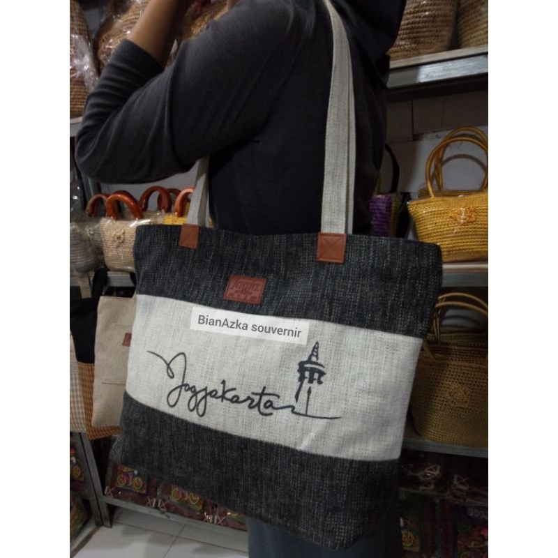 Totebag tulisan Yogyakarta|| totebag goni oleh oleh khas jogja|| tas slempang goni