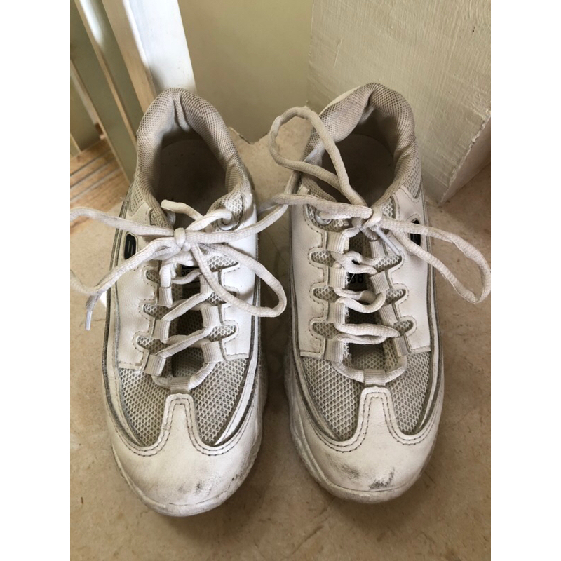 Sepatu putih perempuan size 36 Skechers
