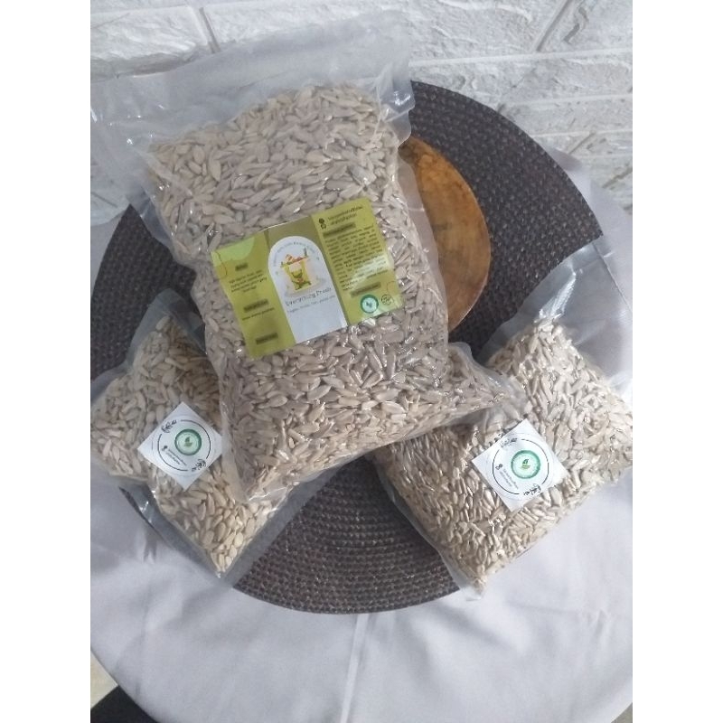 

Biji Bunga Matahari Mentah Kupas Organik 1 KG / Kuaci Kupas Mentah Organik/Organik n Raw Sunflower Seed 1 KG