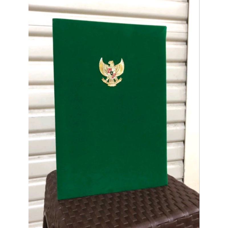 

map A4 terbuat dari bahan buludru.