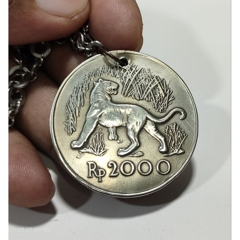 Koin  2000 macan jawa dibuat Kalung
