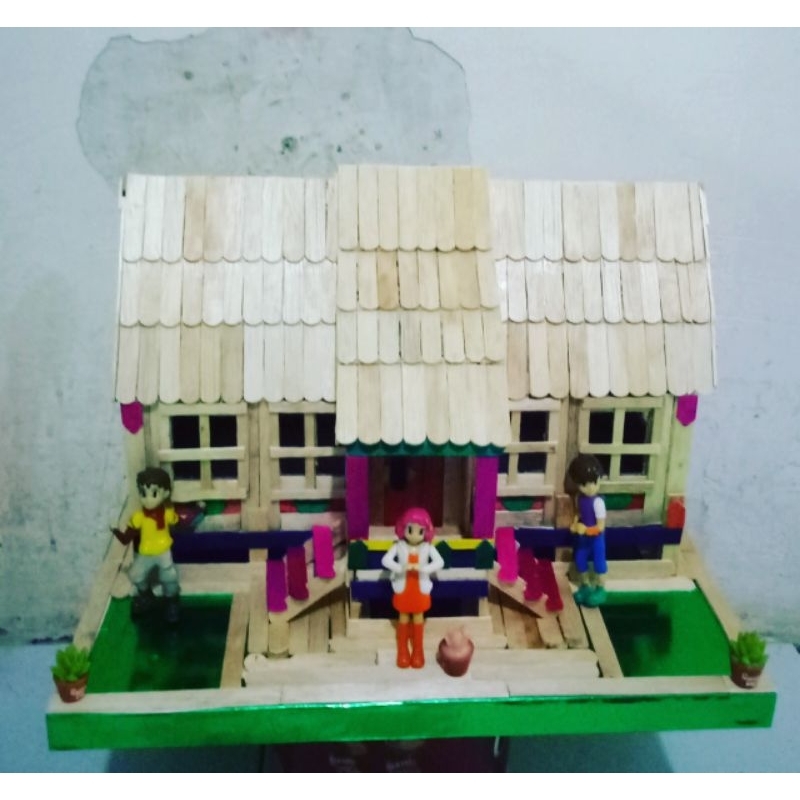 Miniatur Rumah Adat Kalimantan Tengah (Rumah Betang)