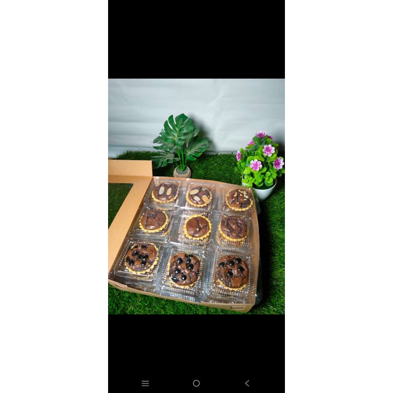 

Hampers kue lebaran pie coklat murah isi 27pcs freebag dan ucapan