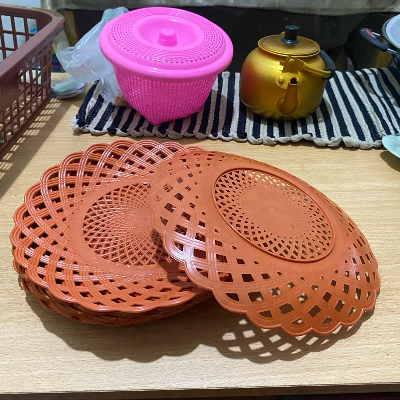 1 Lusin Piring Rotan Plastik