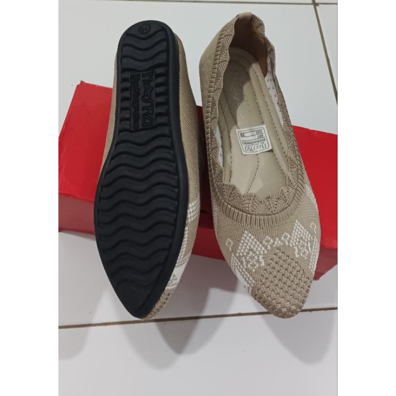 Sepatu flat rajut wanita
