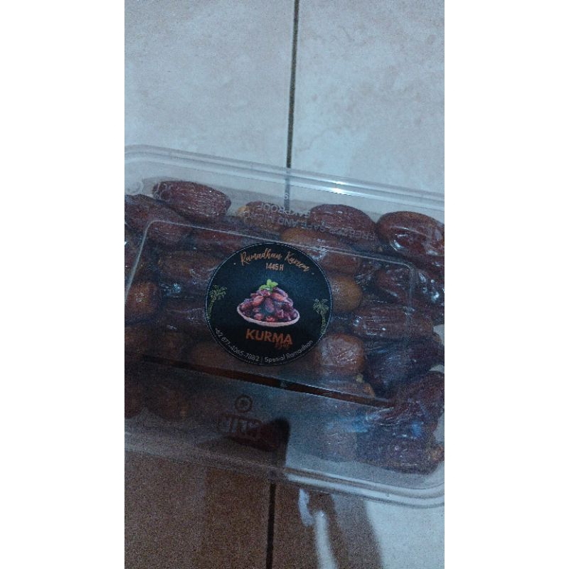 

Kurma basan dan kering ½ kg