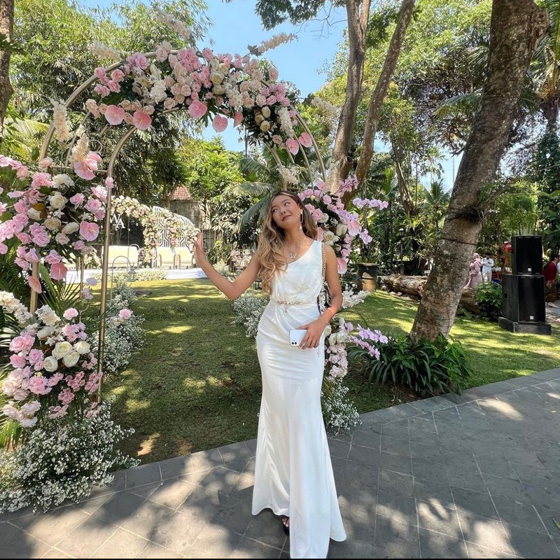 Gaun pesta putih panjang polos elegan