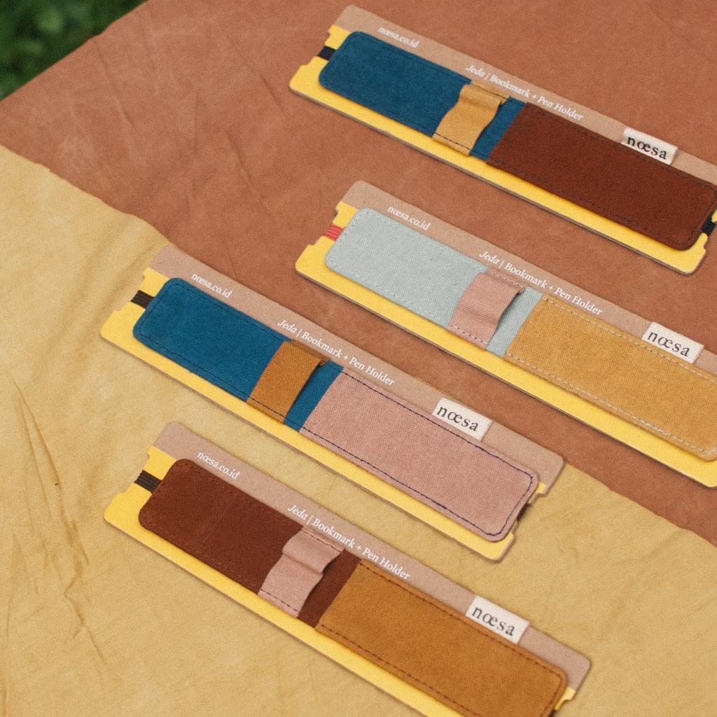 

Jeda Polos Tilu - Cloth Bookmark and Pen Holder | Noesa