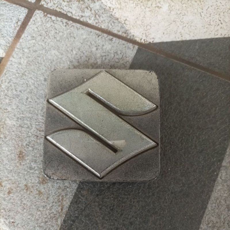 Emblem logo suzuki carry 1.0