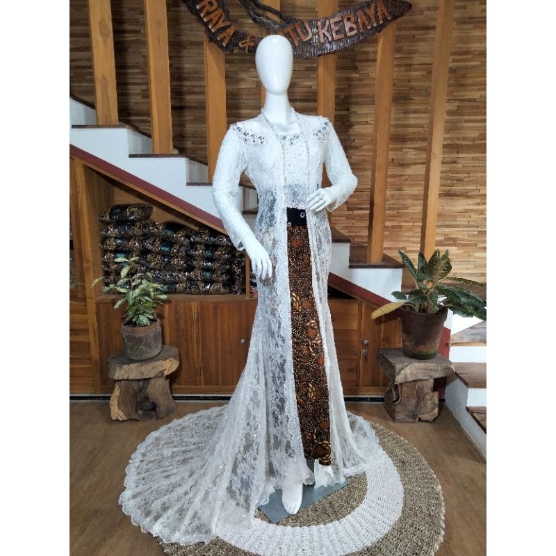 Kebaya pengantin Putih kutubaru, kebaya akad kutubaru ekor putih.