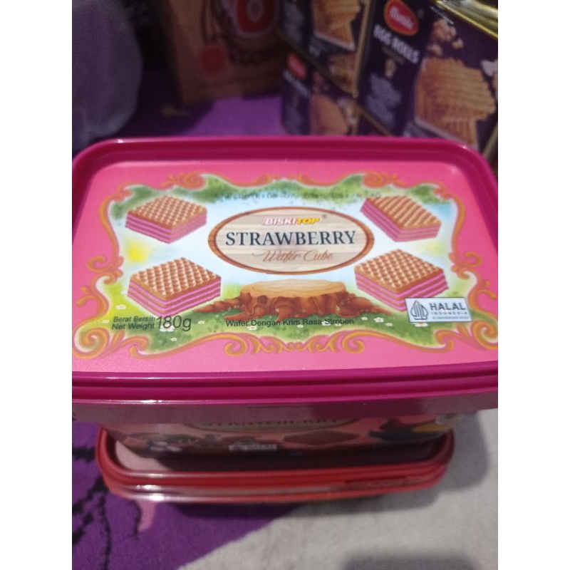

biskitop cube coklat/strawberry