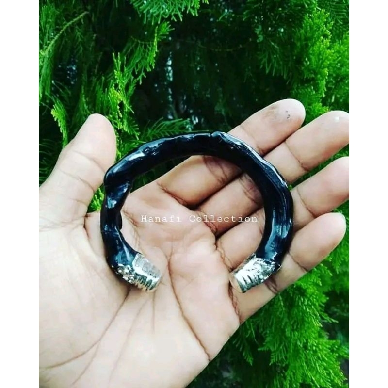 Akar Bahar Hitam Model Setenga Lingkar Disain Logam