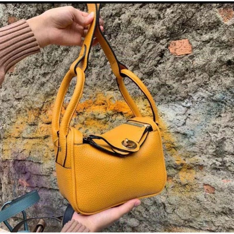 
Tas Selempang wanita Lindy Tali Panjang Kulit Jeruk Ukuran 24 cm