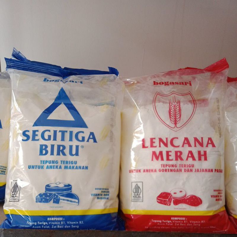 

Tepung terigu Segitiga Biru dan Lencana Merah 1kg