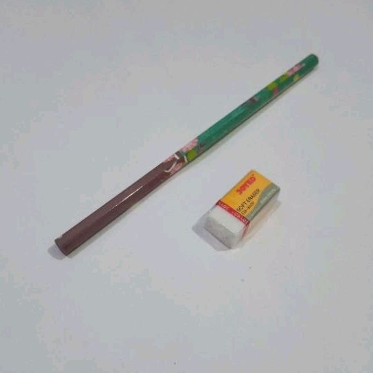 

Pensil 2B dan Penghapus