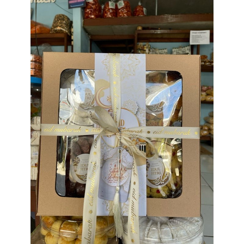 

Hampers Standar 4 Cookies ( Isi 500gr Nastar, Putri salju, Kue semprit, Kue kacang coklat)