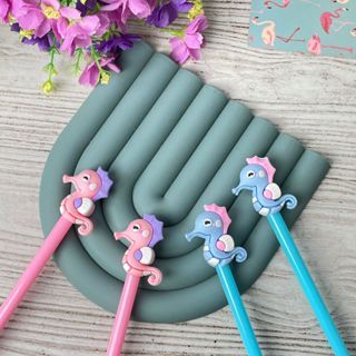 

Pulpen Gel Kuda Laut CUTE LUCU Ada 2 Warna Tinta Hitam Harga TERMURAH / Bolpen Gel Seahorses Warna Pink dan Biru Stationary Fancy Kekinian Best Seller Favorit Anak Bisa Grosir dan COD