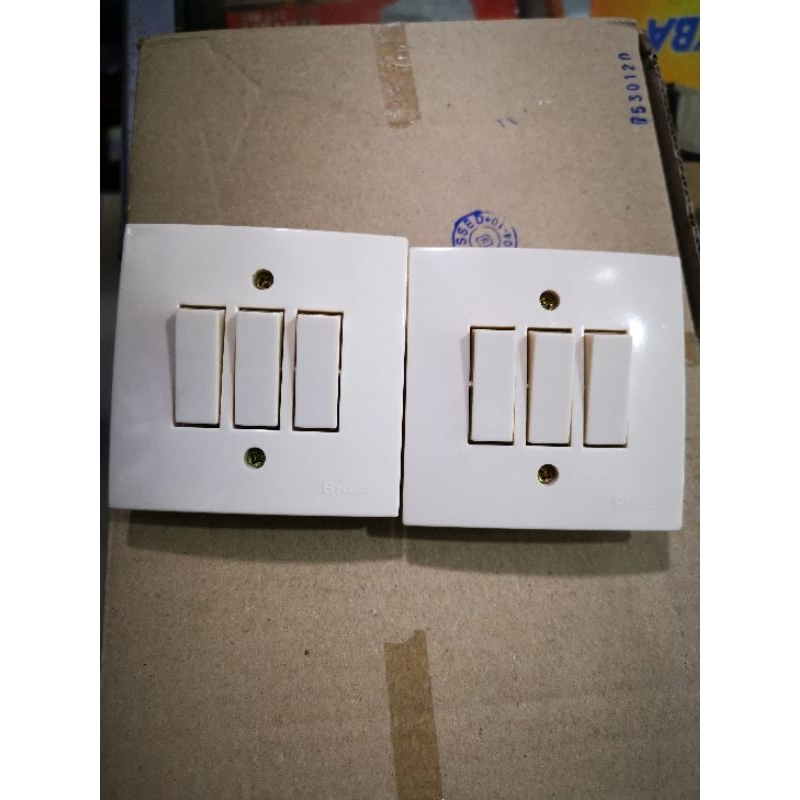 saklar lampu Broco isi 3 / sakelar triple broco