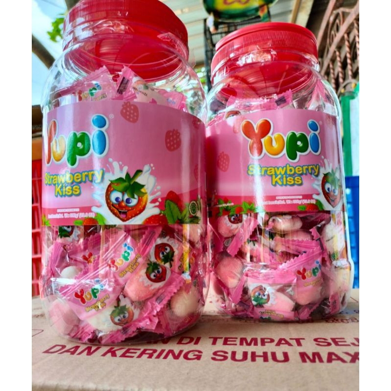

Yupi strawberry toples