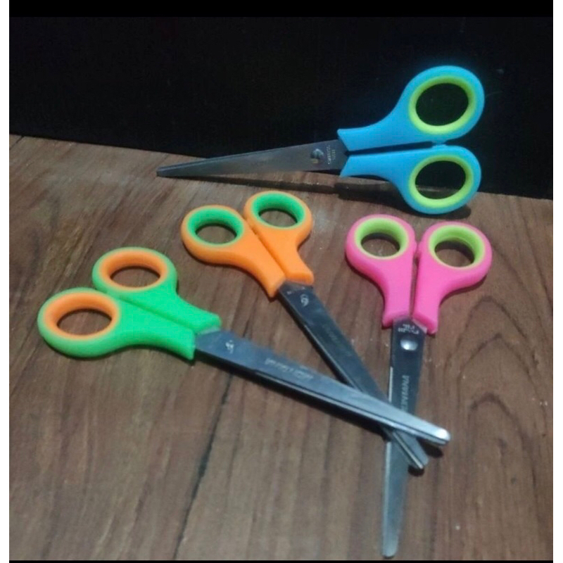 

1pcs Gunting gagang bulat warna 6inch gunting sedang