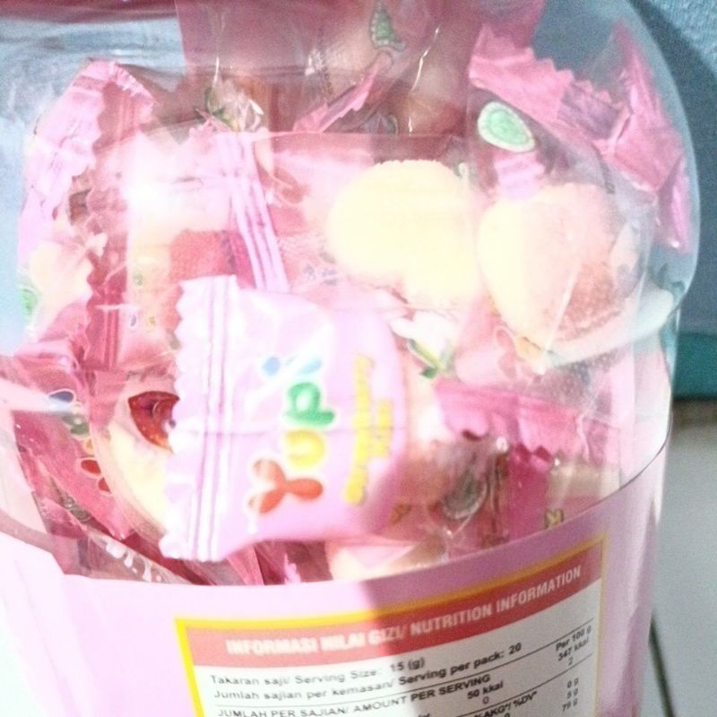 

permen strawberry kiss