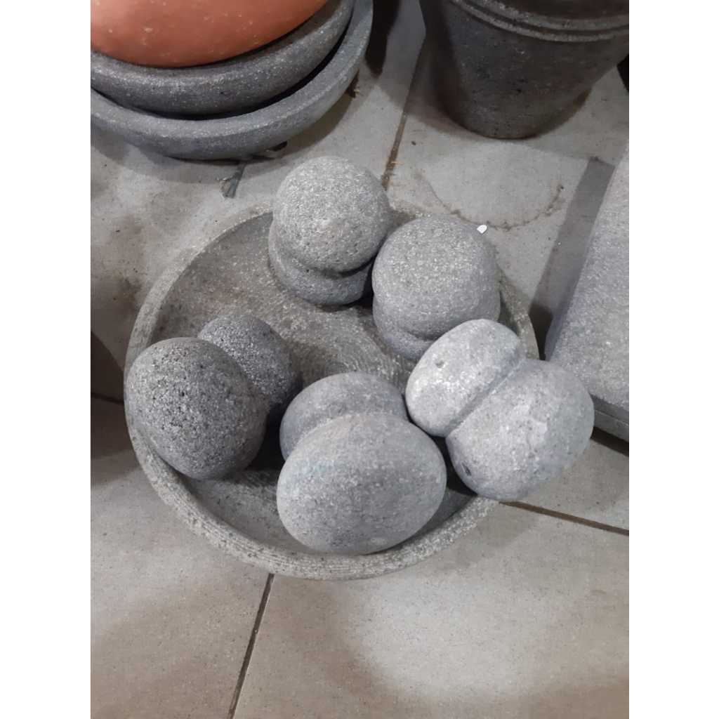 Ulekan bulat dari batu Gunung Merapi