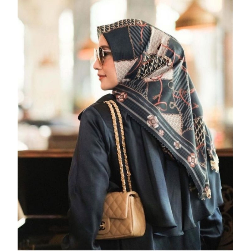 Preloved Vanilla Hijab - Monogram series Bold - Navy