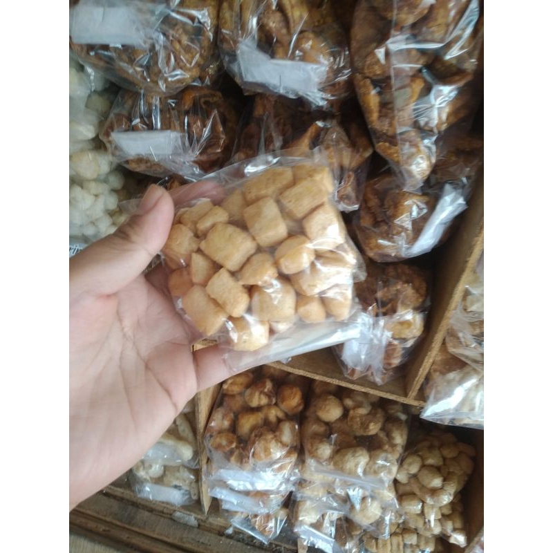 

Tahu dadu kering teman mie .toping seblak di makan langsung
