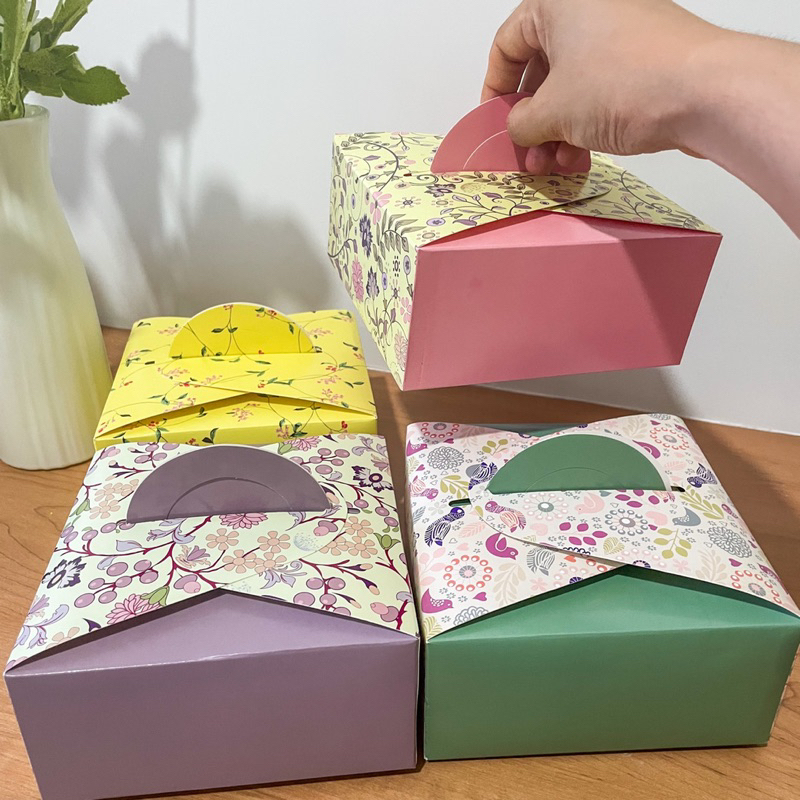

Box tenteng 14x14x6.5cm / Kotak Kue Gable Jingjing / Kemasan cupcake mooncake dessert cup / Hampers Tenteng Hadiah oleh-oleh paper bag packaging