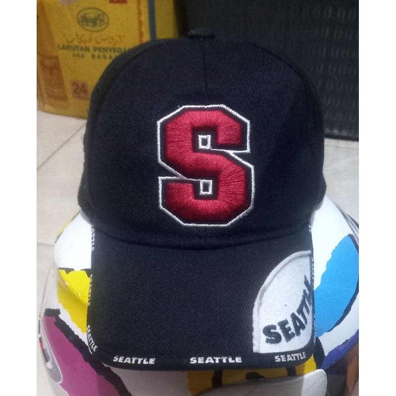 Topi seattle logo s besar.