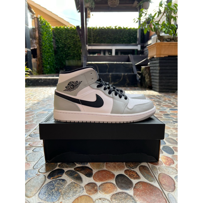 Air Jordan 1 Mid Light Smoke Grey