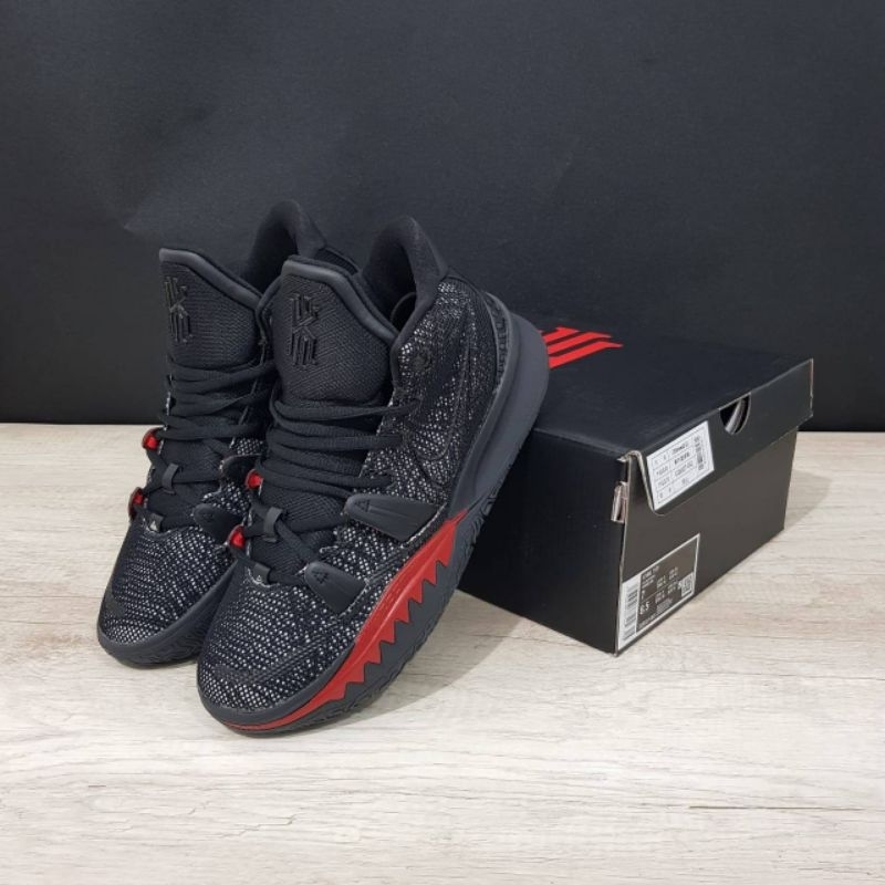 Sepatu Basket Kyrie 7 Bred