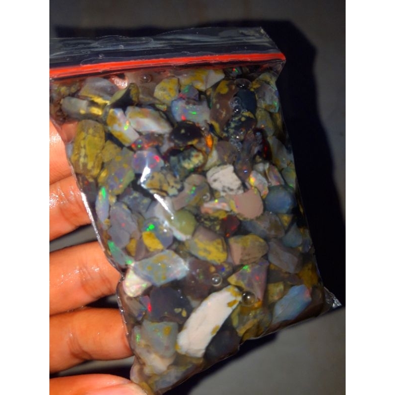 bahan kalimaya banten 1 plastik berjarong semua size minion isi puluhan batu permata kalimaya opal banten kecil