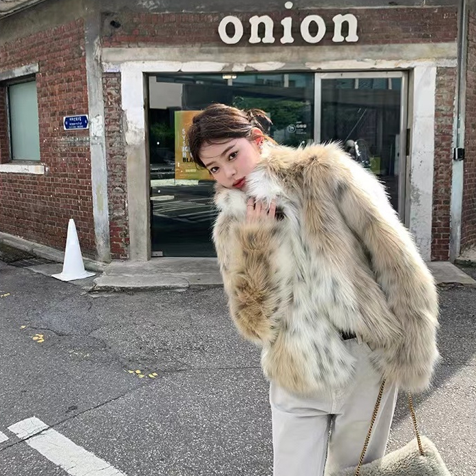 Mantel bulu rubah asli dengan motif bobcat