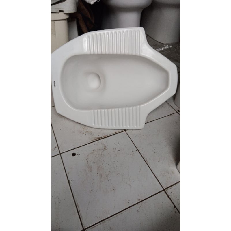 kloset jongkok merek toto CE 6